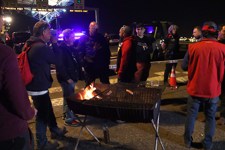 Unes desenes de tractors passaran la nit bloquejant l'accés al port de Tarragona