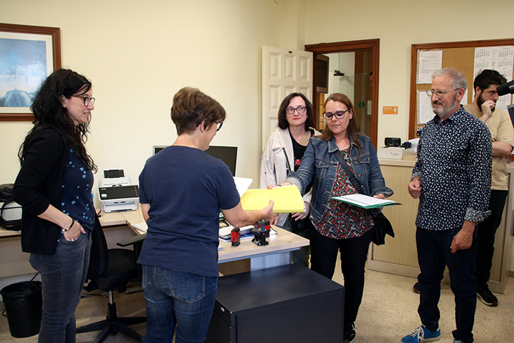 Entreguen més 11.000 signatures per aturar el trasllat dels usuaris de la residència de Reus cap a altres centres