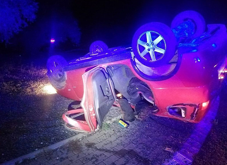 Detingut per fugir d'un control dels Mossos a la Selva del Camp i acabar bolcant el cotxe en una rotonda a Reus