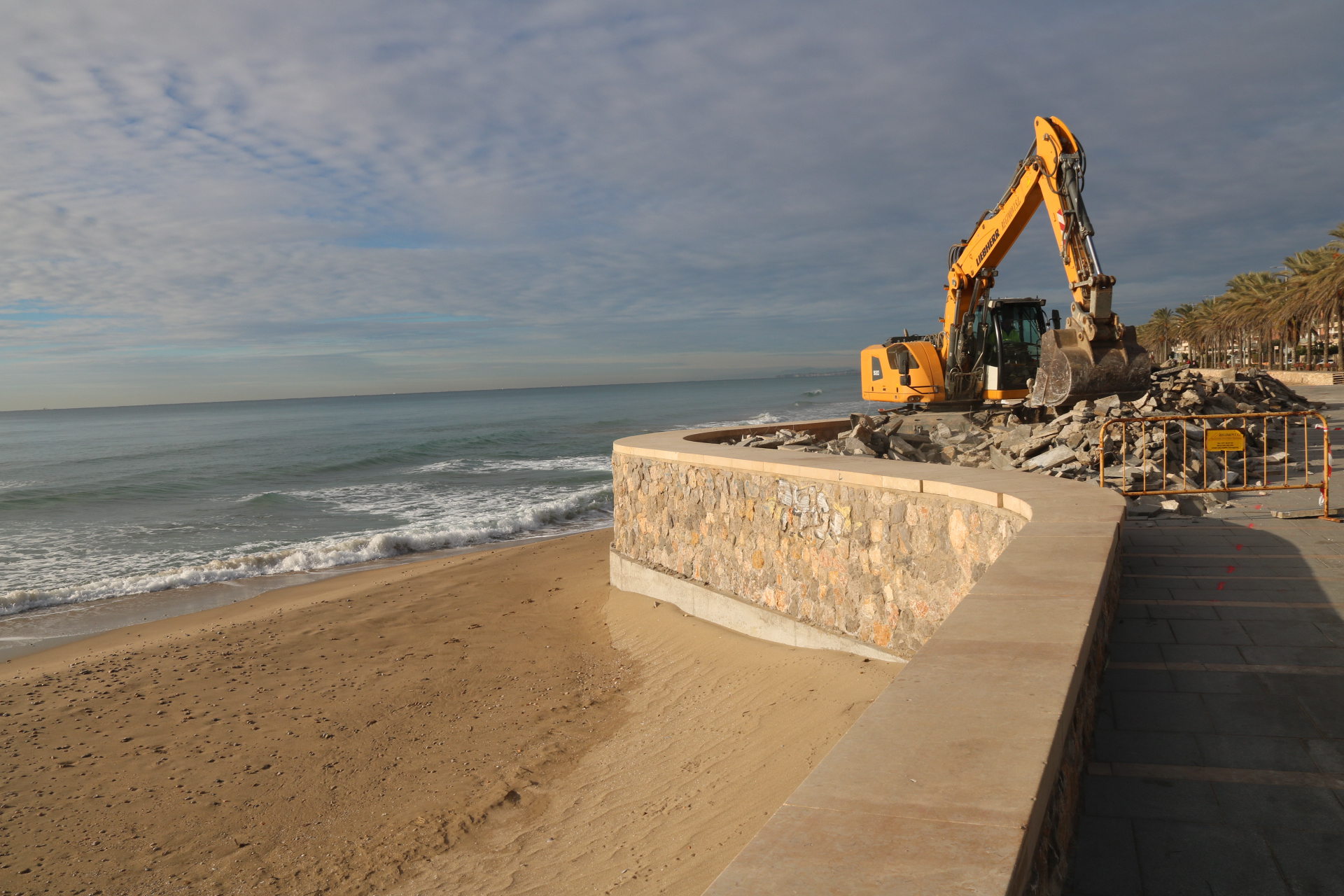 Enderroquen una part de la plaça del Mil·lenari de Calafell per recuperar espai pres a la platja
