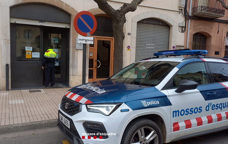 Detingudes quatre persones per robatoris amb força i furts al Priorat