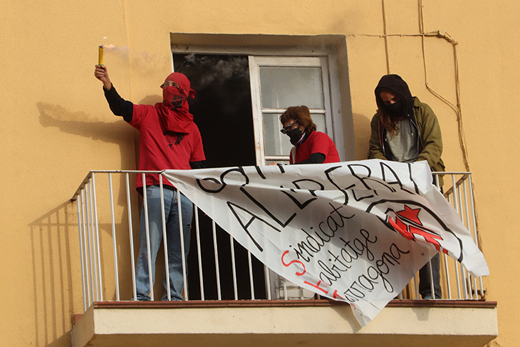Ocupen un edifici d'Adif a Tarragona per reallotjar famílies sense recursos
