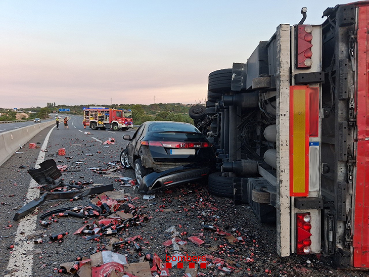 Tallada l'AP-7 a la Pobla de Montornès en sentit sud per un accident entre un camió i un turisme
