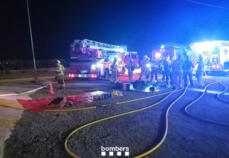 Tres vehicles cremats en l'incendi sense ferits d'una empresa de fruita i verdures de Riudoms