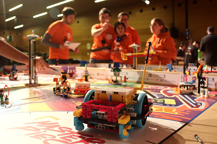 Prop de 350 joves competeixen a la First Lego League a Reus per resoldre un repte que combina tecnologia i arts