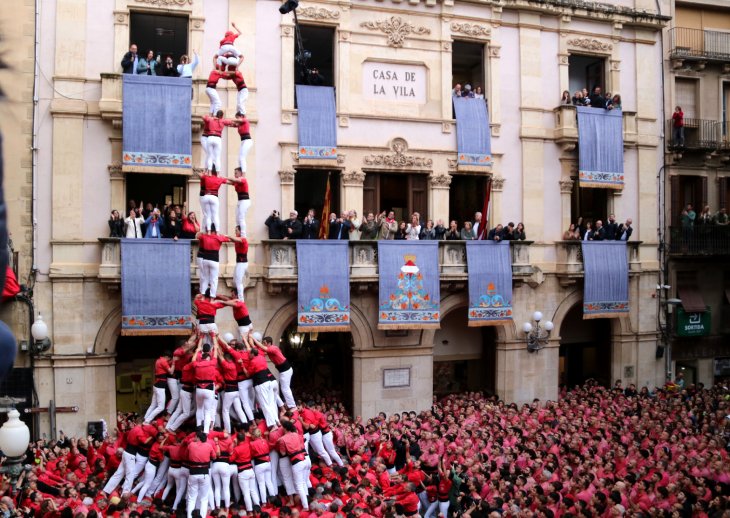 Castells de deu carregats per les colles de Valls en una diada de Santa Úrsula inèdita i passada per aigua
