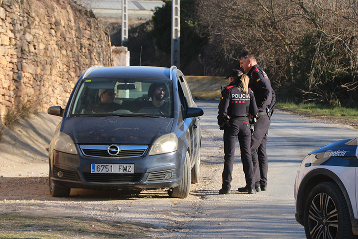 Una festa il·legal congrega centenars de persones en una zona boscosa de Sarral