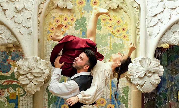 Dos ballarins catalans redescobreixen la Casa Navàs de Reus amb un espectacle sobre connexions interpersonals