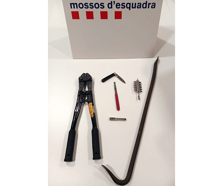 Els Mossos d'Esquadra detenen tres lladres per un robatori a interior de vehicle a Torredembarra