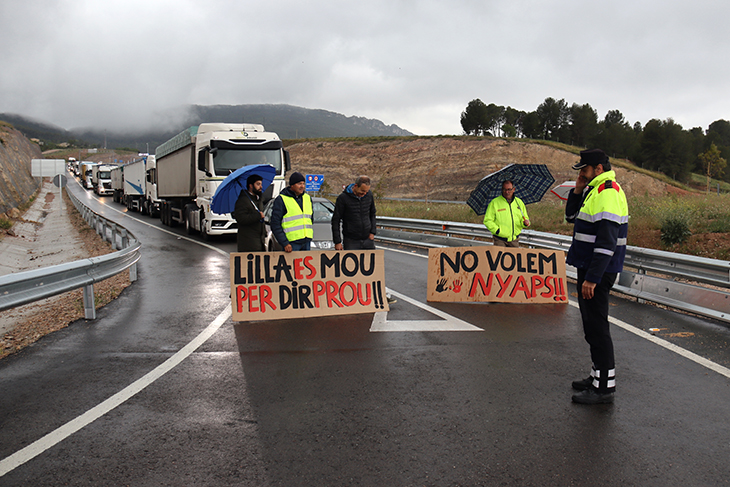 Els veïns de Lilla tornen a tallar els accessos a l'A-27 per exigir el pagament de les indemnitzacions per les esquerdes