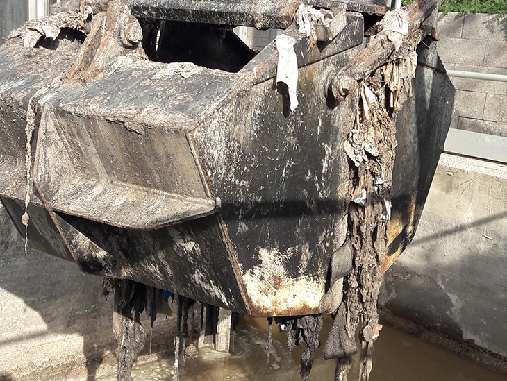 Els veïns de Reus llencen mitja tona diària de tovalloletes humides al clavegueram