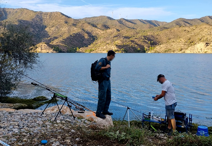 La Guàrdia Civil obre una cinquantena d'expedients sancionadors a pescadors del pantà de Riba-roja d'Ebre