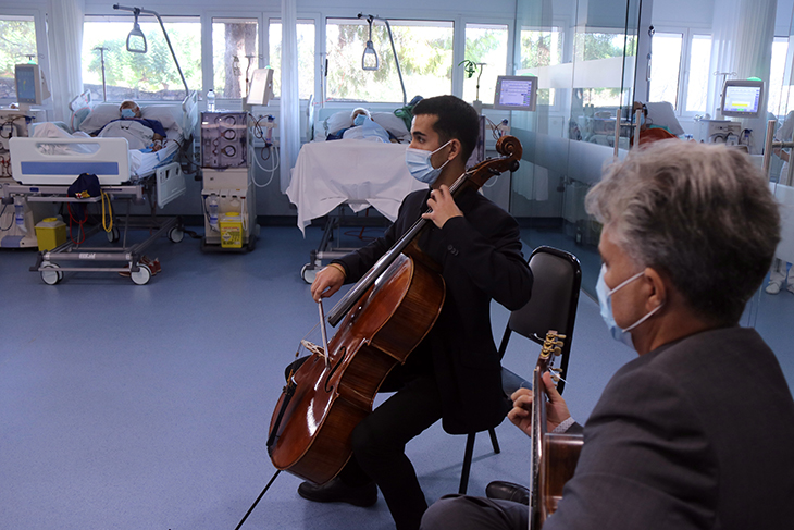Concerts en directe amenitzen els tractaments a pacients d'hemodiàlisi de l'Hospital de Jesús