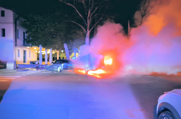 Detingut un home de 80 anys per incendiar tres vehicles de matinada a Roquetes