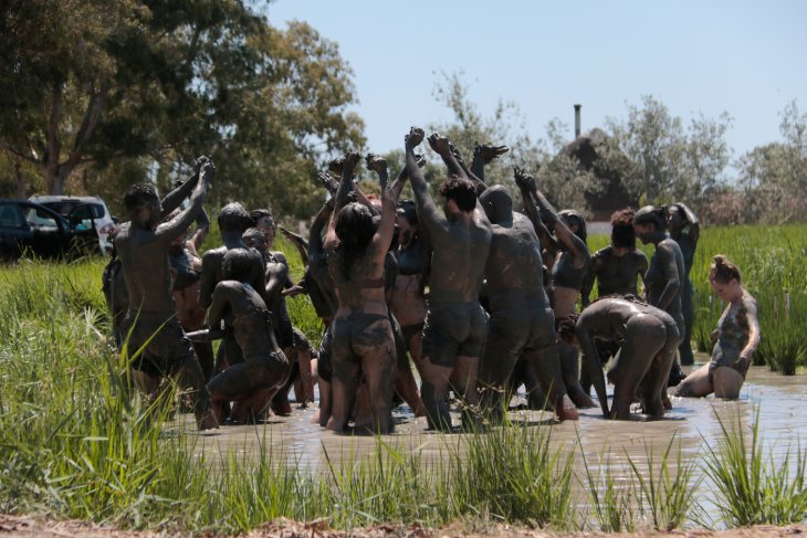 Deltebre Dansa commemora dues dècades d'arts escèniques mentre reivindica l'entorn i la connexió humana