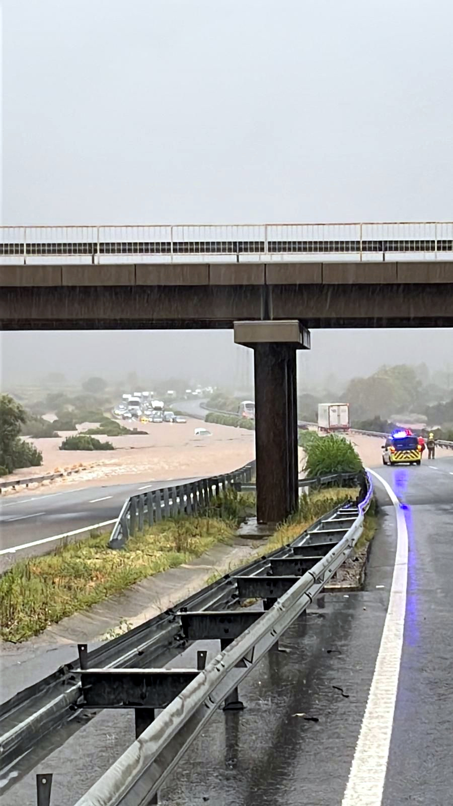 La gota freda deixa més de 200 litres al Montsià, obliga a confinar Alcanar i talla l'AP-7 i l'N-340 per inundacions