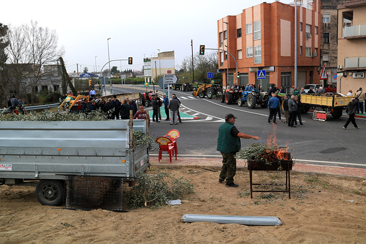 Prop d'un centenar de pagesos i veïns tallen la C-12 a Tortosa contra el cànon "indiscriminat" que els cobren pels pous
