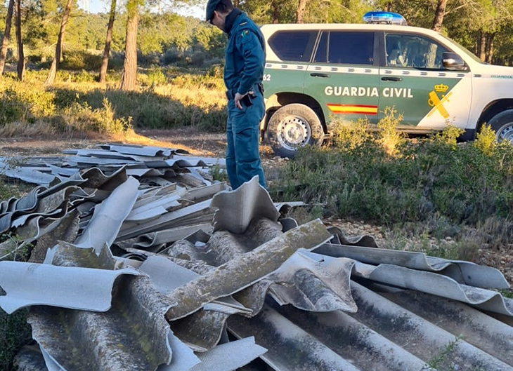 Localitzen un abocador il·legal amb més de dos tones de restes d'uralita al Perelló