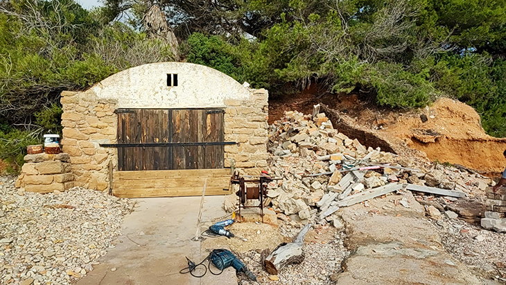 Costes enderroca dos magatzems per a embarcacions al Perelló que ocupaven el domini públic marítim