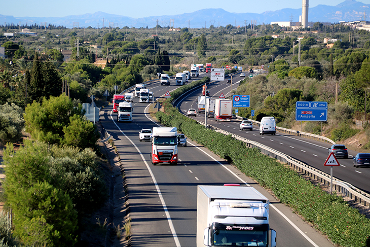 Alcaldes i entitats lamenten que la reducció de velocitat en un tram de l'AP-7 deixa l'Ebre sense via ràpida