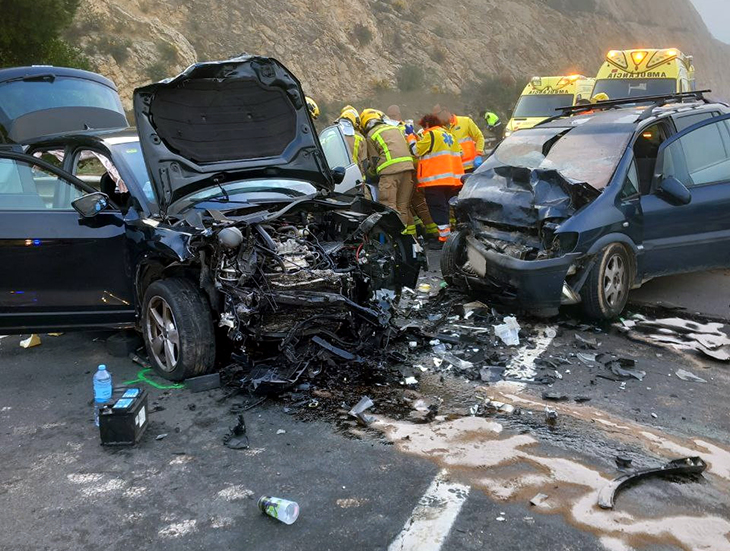 Tres ferits en un xoc frontal entre dos cotxes a la C-12 a Vinebre