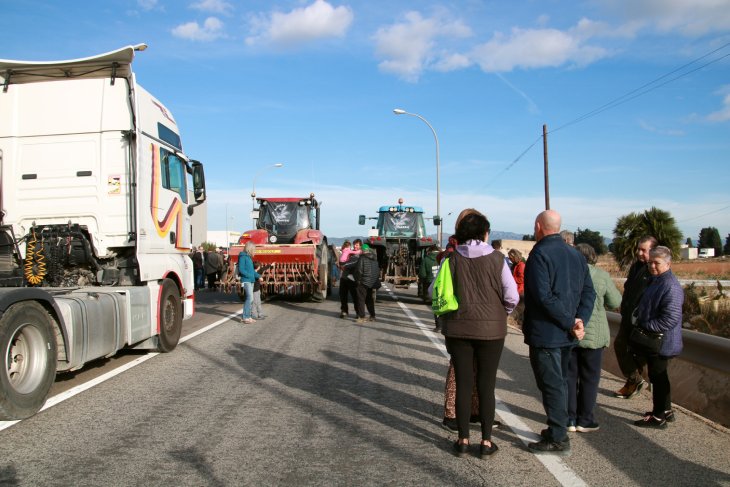 Desenes de persones tallen l'N-340 a Amposta per denunciar l'abandonament de les Terres de l'Ebre