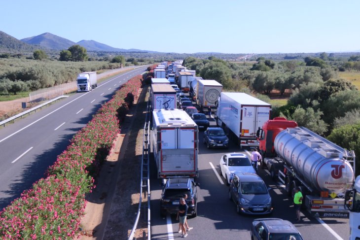 Neutralitzada la fuita d'àcid clorhídric pel xoc de dos camions que talla l'AP-7 a Ulldecona