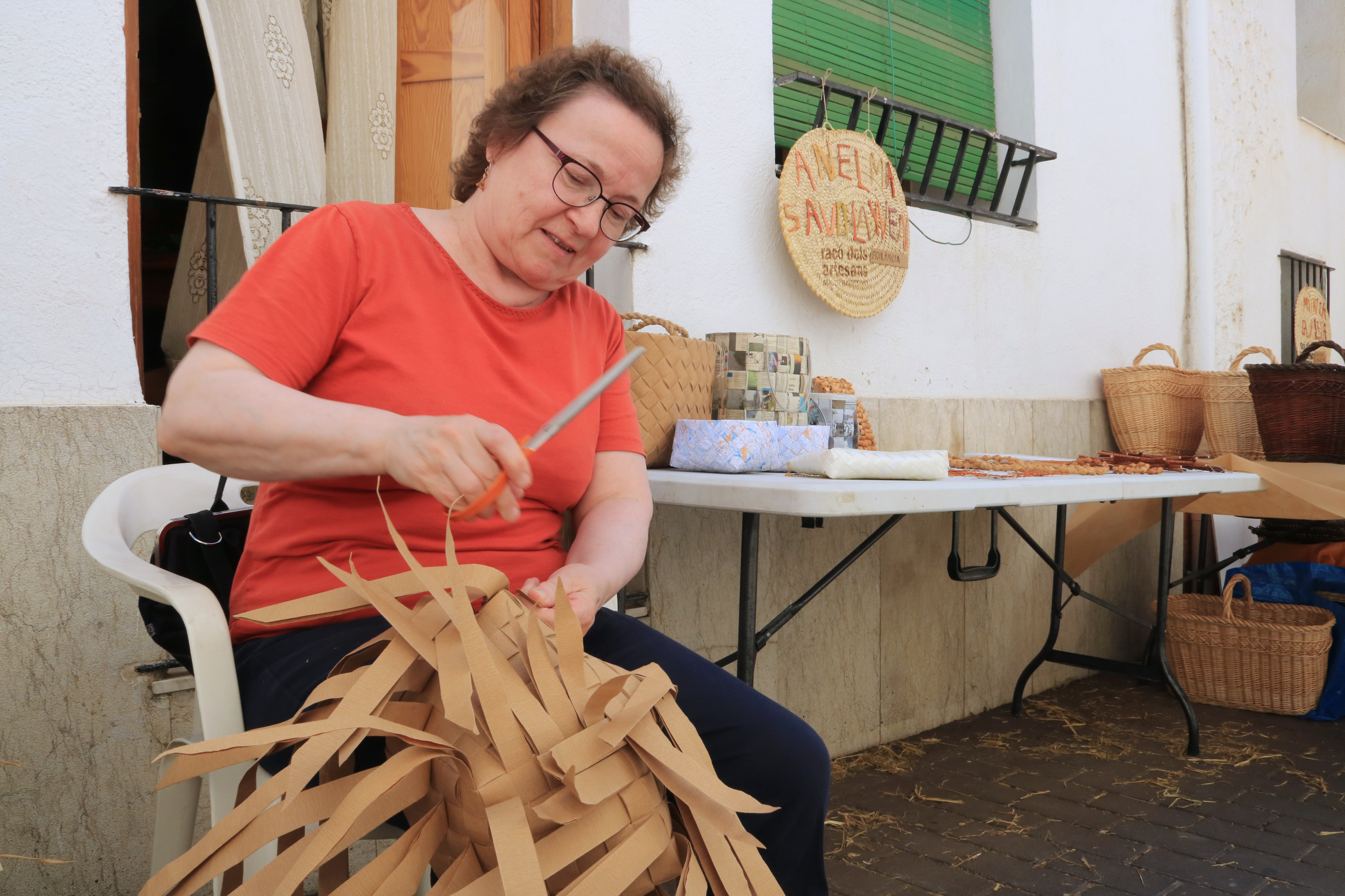 Artesans i artistes celebren 20 anys trenant fibres vegetals i dignificant l'ofici de les llatadores a Mas de Barberans