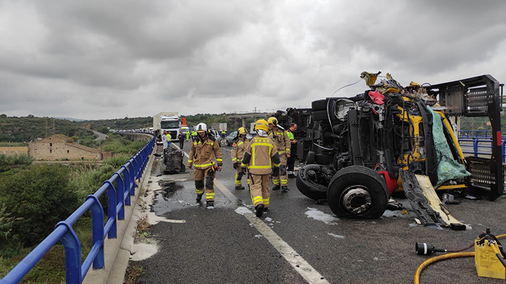 Prealerta del pla d'emergències per vessament de combustible en una col·lisió a l'AP-7 sobre el riu Ebre a Amposta