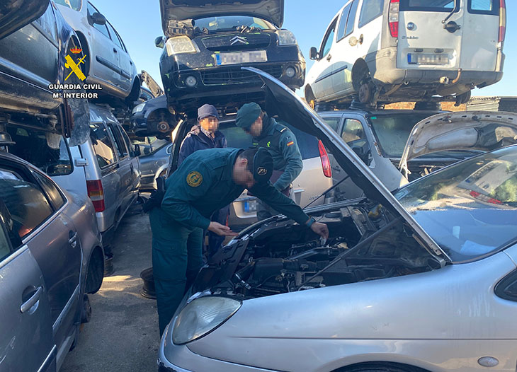 Obren diligències penals contra un centre de desballestament de vehicles l'Aldea per possible delicte ambiental