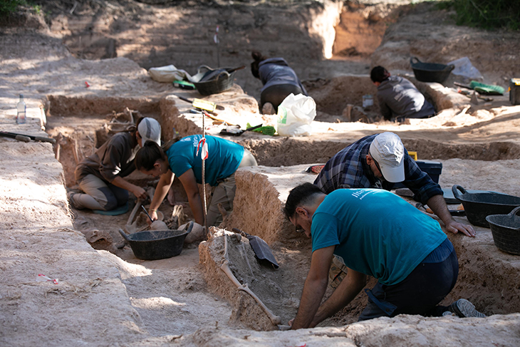 L'excavació a la fossa de l'ermita del Remei de Flix permet recuperar les restes òssies de 57 individus