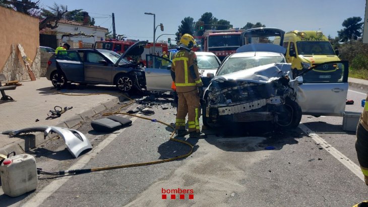 Un ferit crític, un de greu i dos de menys greus en un accident frontal amb tres vehicles implicats a la C-12 a Flix