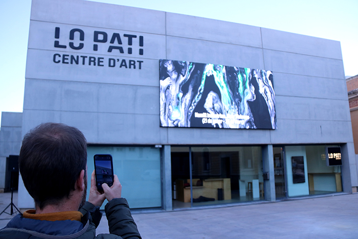 Lo Pati habilita una nova "sala expositiva" amb una pantalla digital instal·lada a la façana del centre