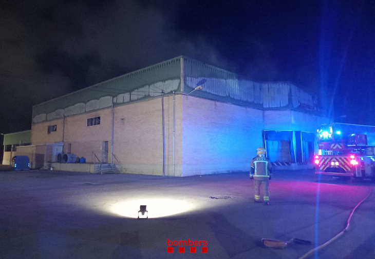 Extingit l'incendi en una nau de l'escorxador de Tortosa