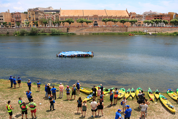 La PDE reuneix un centenar de piragüistes per exigir la reversió del minitransvasament i aturar el projecte de Hard Rock