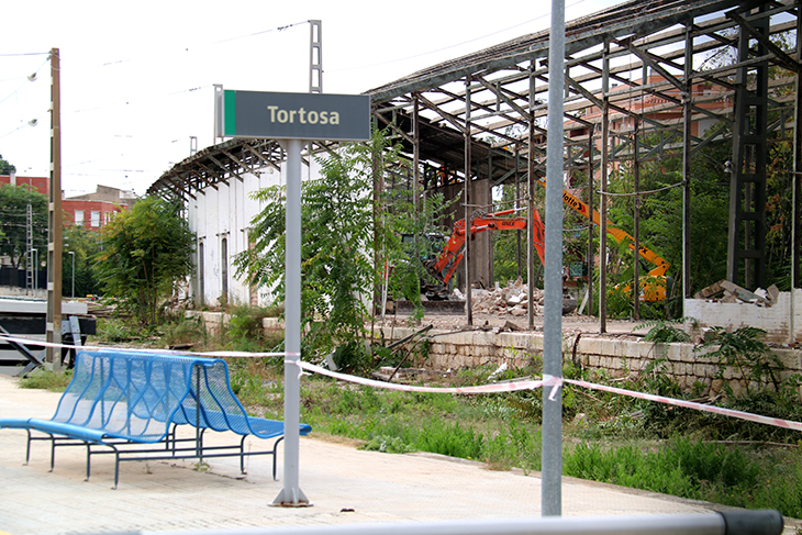 Adif enderroca els antics magatzems ferroviaris de Tortosa i l'Ajuntament hi projecta un pàrquing provisional