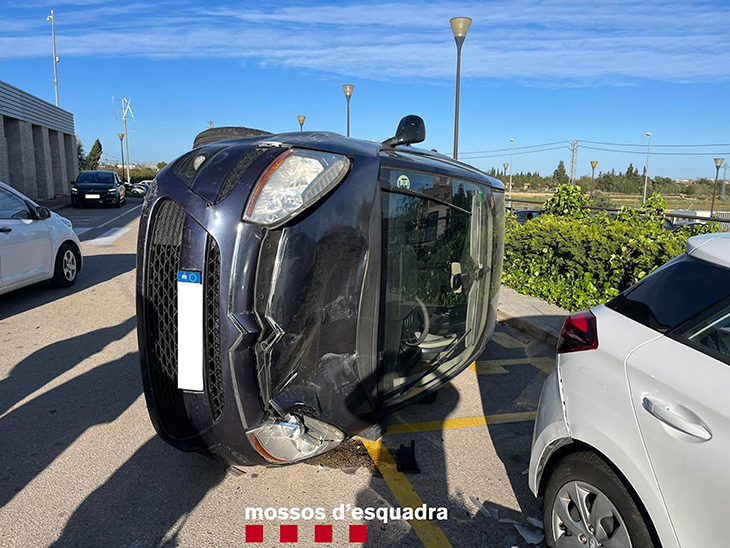 Denuncien penalment una conductora per quadruplicar la taxa d'alcohol permesa i causar un accident a l'Aldea