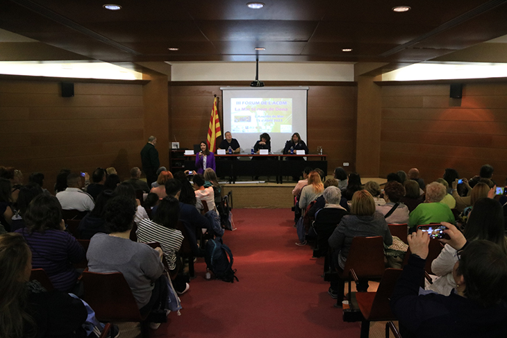 Un centenar de dones reivindiquen el seu paper a les feines de la mar des de la Cala