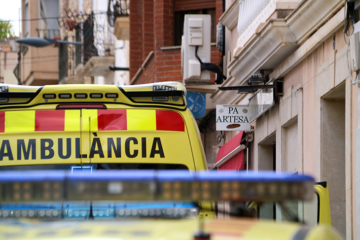 Un home mor al Perelló en tallar-se el braç després de colpejar un vidre durant una discussió amb la seva dona