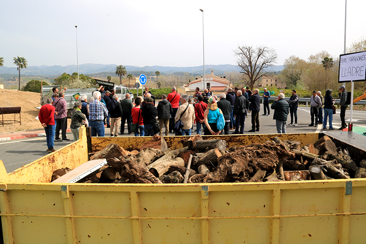 Els pagesos aixequen el tall de la C-12 a Tortosa a l'espera d'una reunió amb l'Agència Tributària de Catalunya