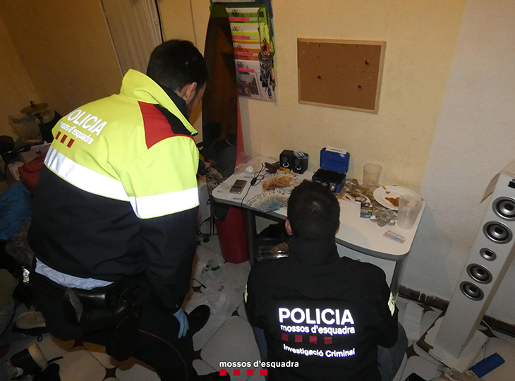 Els Mossos d'Esquadra detenen nou persones en un operatiu contra la venda al detall de drogues a Roquetes