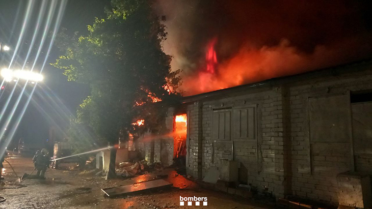 Crema una granja abandonada de Tortosa sense causar ferits