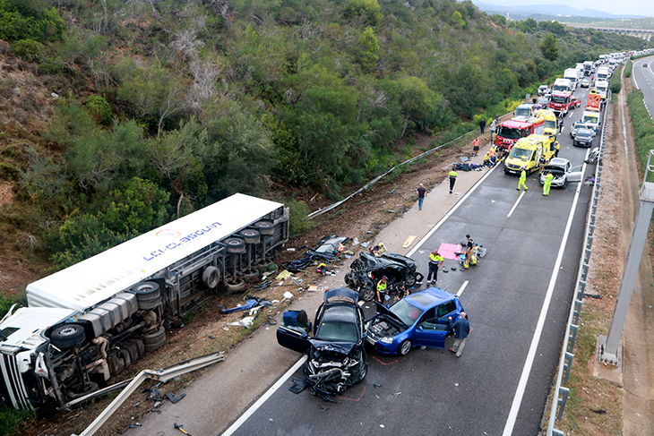 Set ferits en un accident entre un camió i quatre turismes a l’AP-7 a Amposta