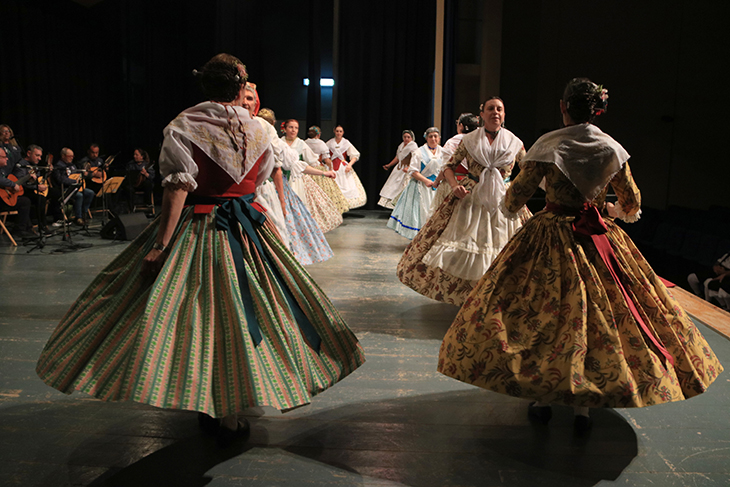 La jota reuneix més d'un centenar de balladors a la Sénia en l'onzè Festival de Música en Terres de Cruïlla